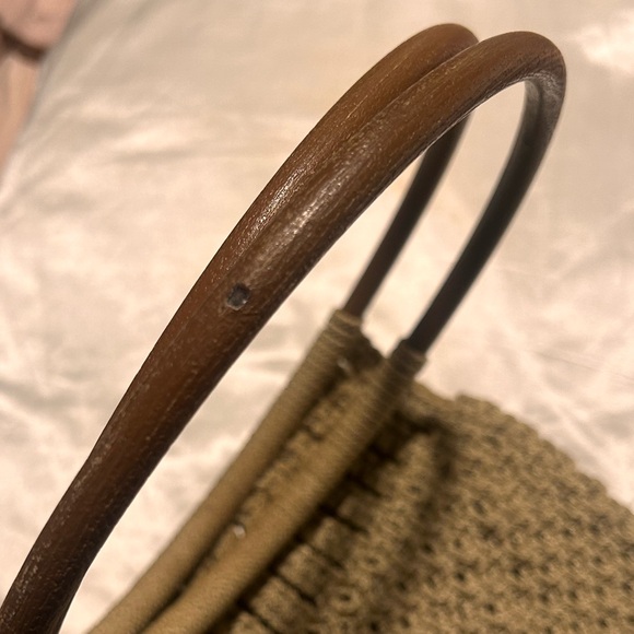 🥂Vintage 1970s macramé w/ wooden handle *HANDMADE* boho bag - Picture 9 of 9